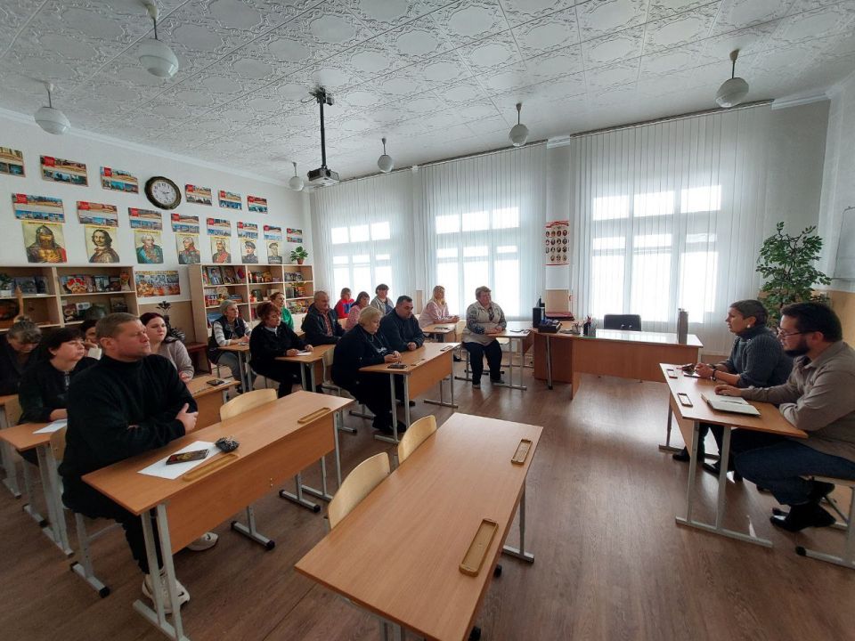 Иван Адамец: В рамках поручения Главы ДНР Дениса Пушилина, заместитель руководителя управы Куйбышевского района Елена Строганова и депутат Донецкого городского совета Алексей Ковровский провели встречу с коллективом школы... Иван Адамец: В рамках поручения Главы ДНР Дениса Пушилина, заместитель руководителя управы Куйбышевского района Елена Строганова и депутат Донецкого городского совета Алексей Ковровский провели встречу с коллективом школы...