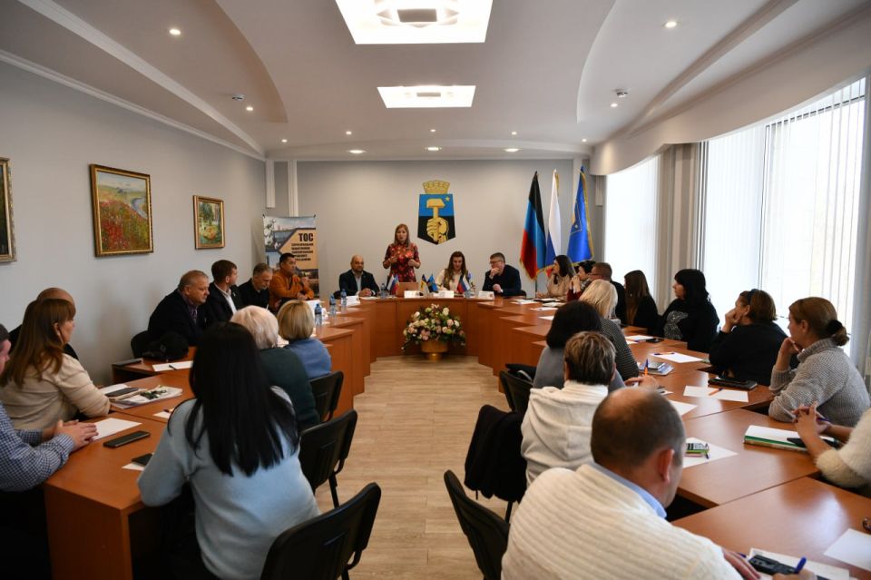 Сегодня, в рамках заключенного Соглашения об установлении побратимских связей между муниципальным образованием городской округ Донецк Донецкой Народной Республики, руководитель ресурсного центра поддержки... Сегодня, в рамках заключенного Соглашения об установлении побратимских связей между муниципальным образованием городской округ Донецк Донецкой Народной Республики, руководитель ресурсного центра поддержки...