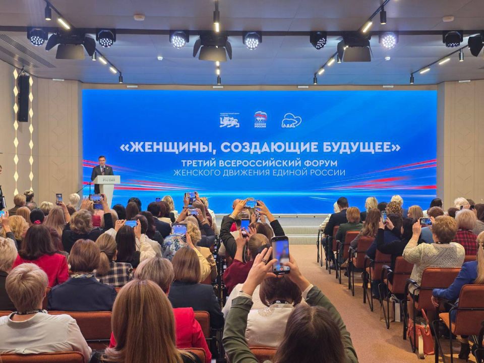 «Роль женщин в нашей партии огромна. Это правда. Но роль женщин в целом — огромна», — Дмитрий Медведев «Роль женщин в нашей партии огромна. Это правда. Но роль женщин в целом — огромна», — Дмитрий Медведев