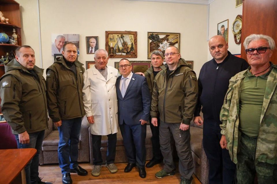 Заместитель Председателя Народного Совета ДНР Андрей Крамар принял участие в передаче гуманитарного груза с питьевой водой Заместитель Председателя Народного Совета ДНР Андрей Крамар принял участие в передаче гуманитарного груза с питьевой водой