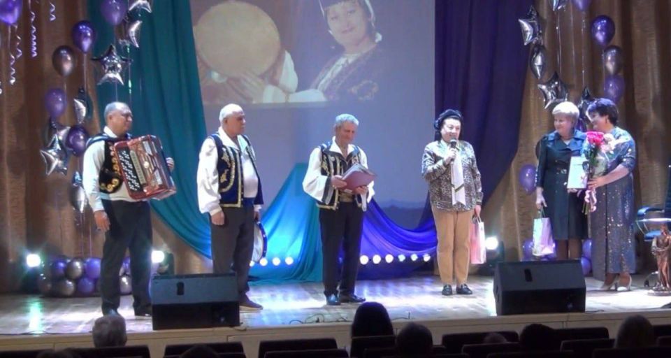 В Урзуфском сельском Доме культуры состоялся юбилейный творческий вечер заведующего Дома культуры, руководителя и солистки народного вокального ансамбля «Маджаротис» Любови Разовой с прекрасным названием «По жизни вместе я и... В Урзуфском сельском Доме культуры состоялся юбилейный творческий вечер заведующего Дома культуры, руководителя и солистки народного вокального ансамбля «Маджаротис» Любови Разовой с прекрасным названием «По жизни вместе я и...