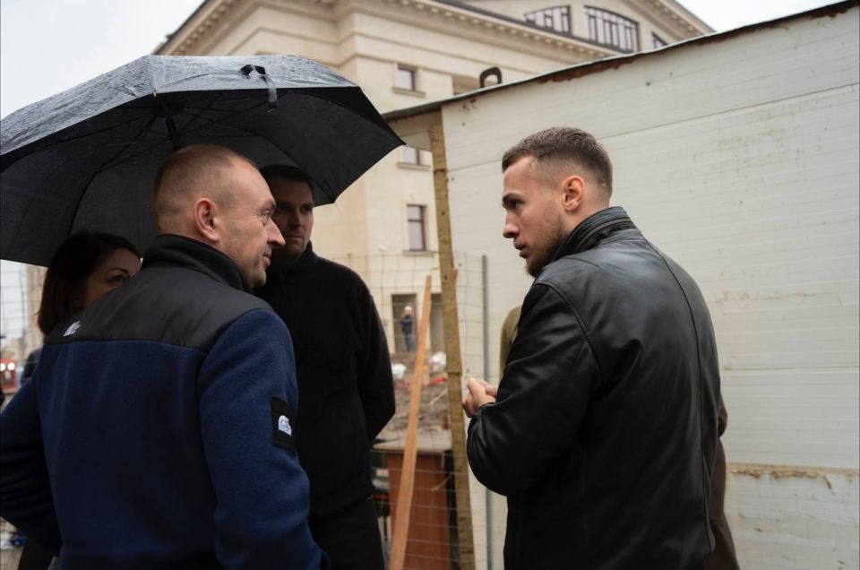 Вице-премьер Кирилл Макаров вместе с министром культуры Михаилом Желтяковым осмотрели ход восстановительных работ Мариупольского театра и обсудили все этапы Вице-премьер Кирилл Макаров вместе с министром культуры Михаилом Желтяковым осмотрели ход восстановительных работ Мариупольского театра и обсудили все этапы