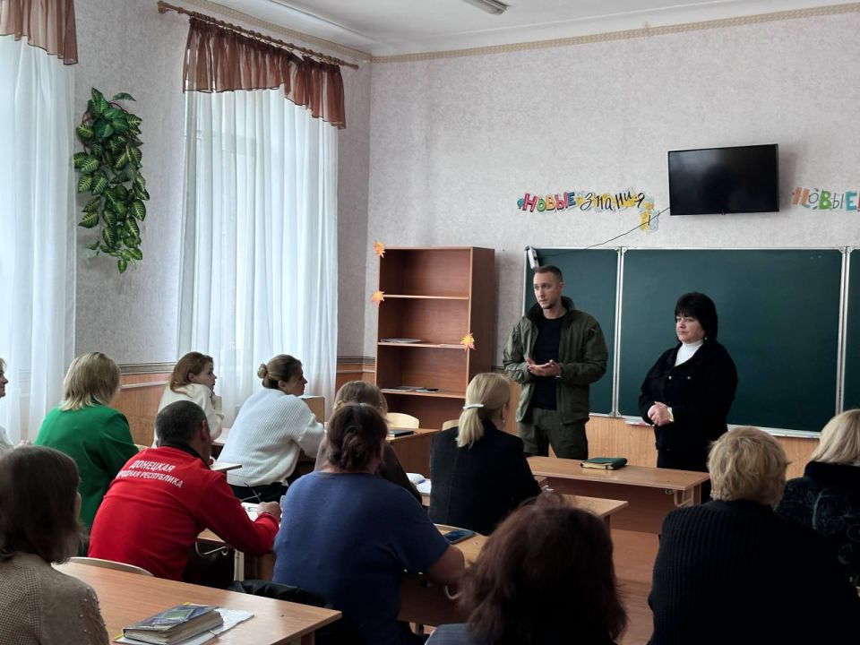 Депутат #Комитет_по_молодежной_политике_и_патриотическому_воспитанию Владислав Подкова встретился с рабочим коллективом Комсомольской школы №1 Депутат #Комитет_по_молодежной_политике_и_патриотическому_воспитанию Владислав Подкова встретился с рабочим коллективом Комсомольской школы №1