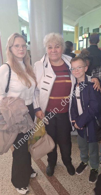 Воскресенье стало настоящим праздником для детей-сирот и детей, оставшихся без попечения родителей, из Пролетарского, Кировского, Куйбышевского и Калининского районов города Донецка! Ребята окунулись в волшебный мир... Воскресенье стало настоящим праздником для детей-сирот и детей, оставшихся без попечения родителей, из Пролетарского, Кировского, Куйбышевского и Калининского районов города Донецка! Ребята окунулись в волшебный мир...