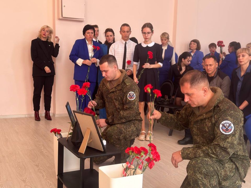Александр Пеняев: Открыли сегодня еще одну «Парту героя» в общеобразовательной школе № 6 Александр Пеняев: Открыли сегодня еще одну «Парту героя» в общеобразовательной школе № 6