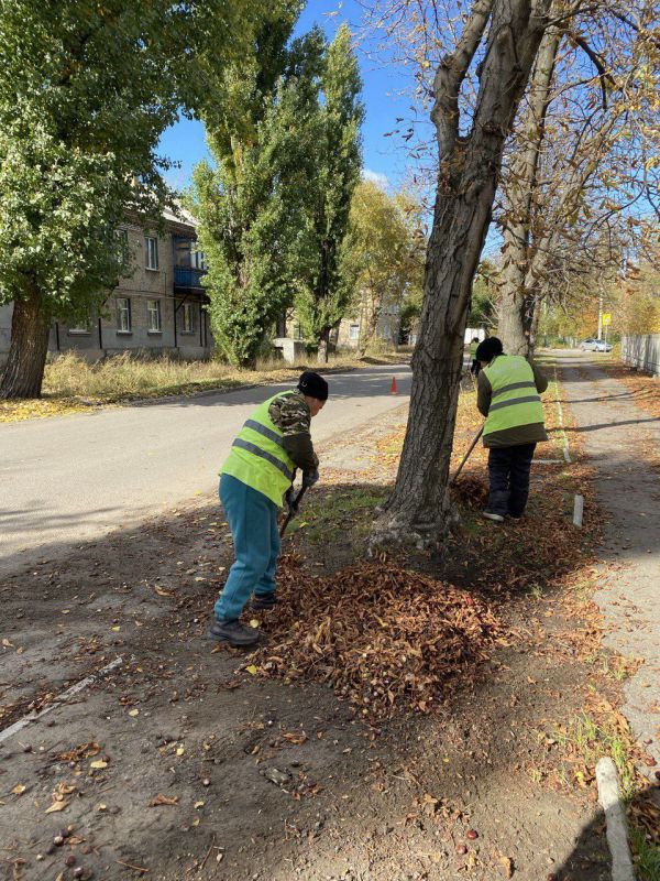 С заботой об округе.. На 14.10.2025 г. сотрудниками МУП "ЭКОС" выполнены следующие виды работ: Обрезка аварийных деревьев от линии электропередач в пос. Красный Партизан и по ул. Макеевская, г. Ясиноватая Дорожный смет... С заботой об округе.. На 14.10.2025 г. сотрудниками МУП "ЭКОС" выполнены следующие виды работ: Обрезка аварийных деревьев от линии электропередач в пос. Красный Партизан и по ул. Макеевская, г. Ясиноватая Дорожный смет...