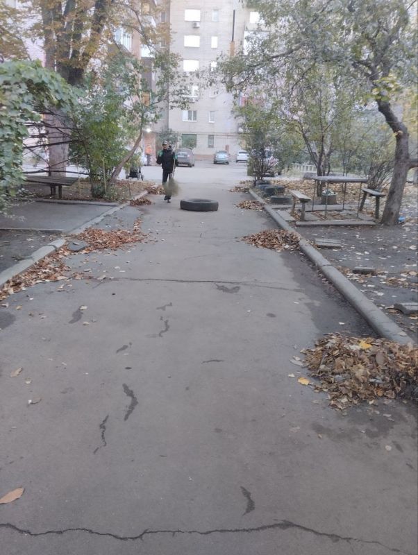 С заботой об округе.. За 14.10.2025 года сотрудниками МУП АГЯ «ЖЭК» выполнены следующие виды работ: выполнены работы по уборке придомовой территории по адресам: С заботой об округе.. За 14.10.2025 года сотрудниками МУП АГЯ «ЖЭК» выполнены следующие виды работ: выполнены работы по уборке придомовой территории по адресам: