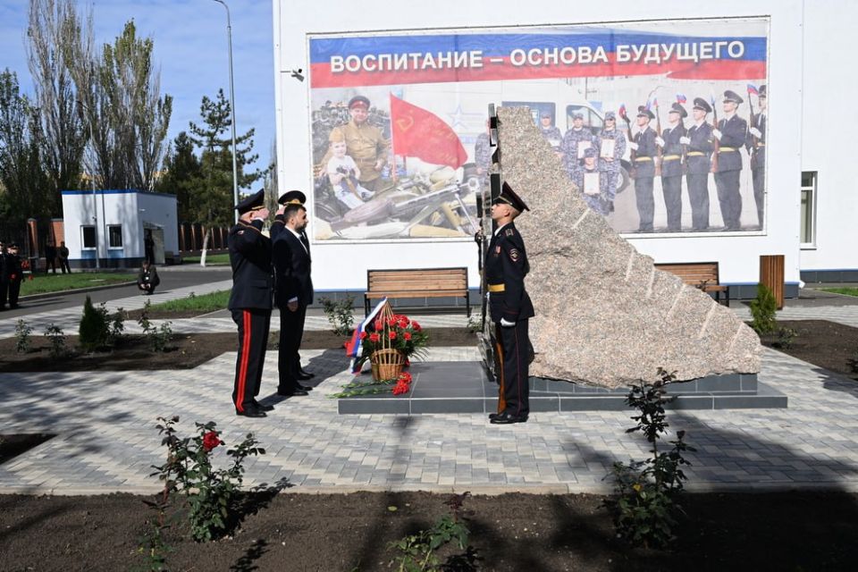 Денис Пушилин: Вручили первые офицерские погоны 65 курсантам Донецкого филиала Волгоградской академии МВД России Денис Пушилин: Вручили первые офицерские погоны 65 курсантам Донецкого филиала Волгоградской академии МВД России