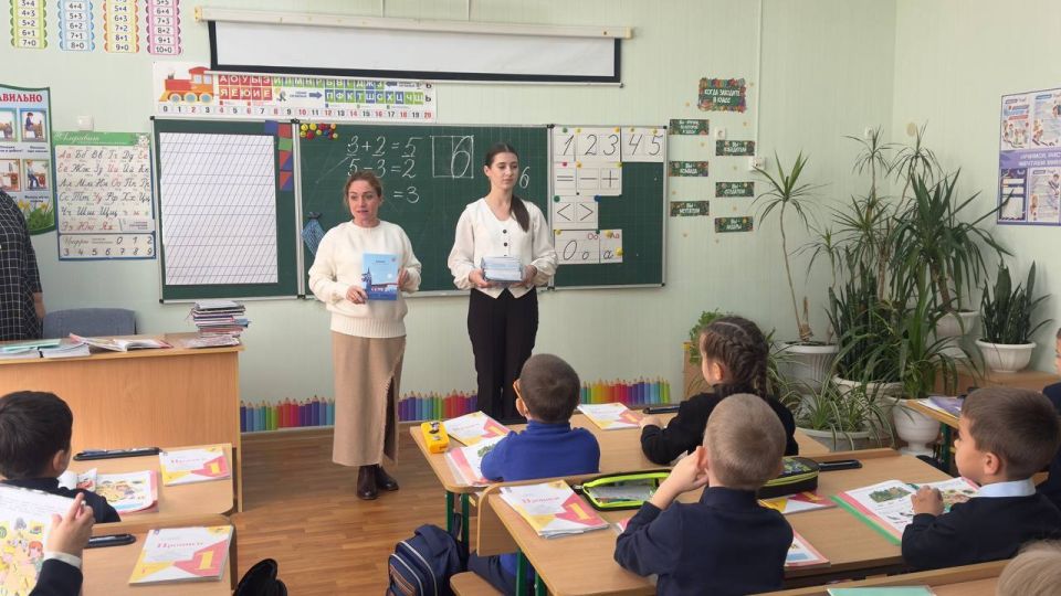 В рамках регионального проекта "Всё лучшее детям", национального проекта "Молодёжь и дети" ДОНЕЦКИЙ РЕСПУБЛИКАНСКИЙ ИНСТИТУТ РАЗВИТИЯ ОБРАЗОВАНИЯ для школьников начальной школы Тельмановской гимназии передали дневники В рамках регионального проекта "Всё лучшее детям", национального проекта "Молодёжь и дети" ДОНЕЦКИЙ РЕСПУБЛИКАНСКИЙ ИНСТИТУТ РАЗВИТИЯ ОБРАЗОВАНИЯ для школьников начальной школы Тельмановской гимназии передали дневники