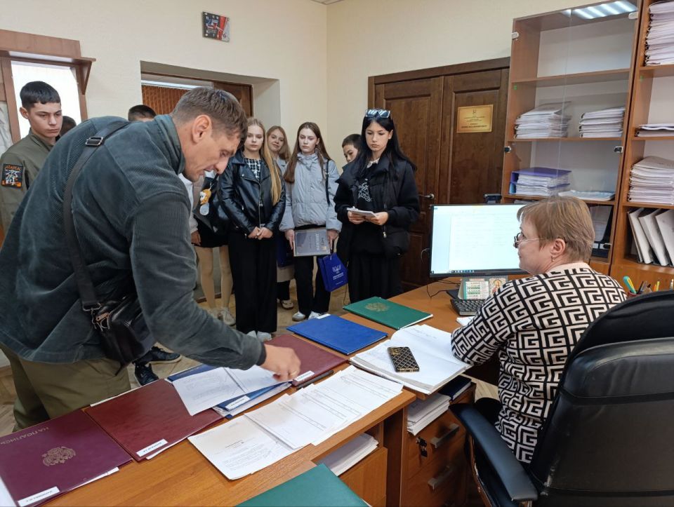 15 октября муниципальные служащие поддержали мероприятие в честь дня единых действий и провели экскурсию для учащихся 11 классов по администрации Мангушского м.о 15 октября муниципальные служащие поддержали мероприятие в честь дня единых действий и провели экскурсию для учащихся 11 классов по администрации Мангушского м.о