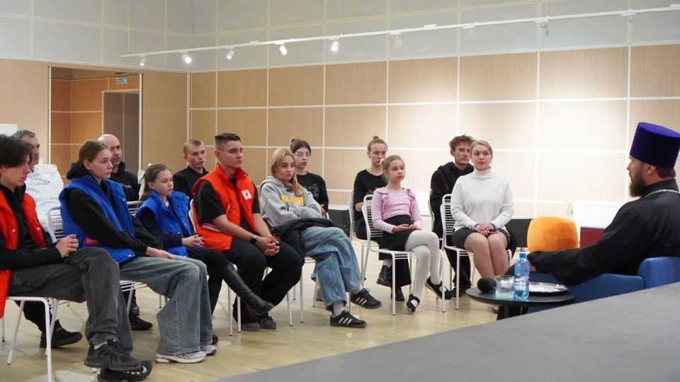 В светлый праздник Покрова Пресвятой Богородицы, в Доме молодежи для активистов молодежных движений прошла лекция по духовному воспитанию В светлый праздник Покрова Пресвятой Богородицы, в Доме молодежи для активистов молодежных движений прошла лекция по духовному воспитанию