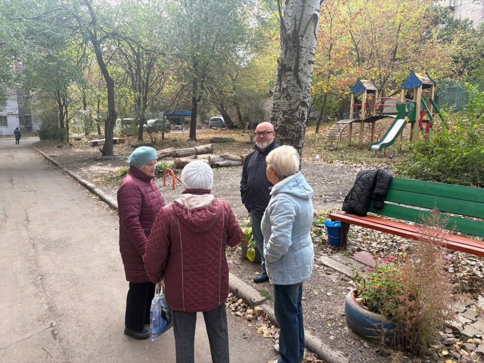 По поручению Главы ДНР Дениса Пушилина 15.10.2025 по адресу: г. Донецк, пр.Ленинский,11а состоялась встреча с жителями района, на которой присутствовал первый заместитель руководителя Управы Ленинского внутригородского... По поручению Главы ДНР Дениса Пушилина 15.10.2025 по адресу: г. Донецк, пр.Ленинский,11а состоялась встреча с жителями района, на которой присутствовал первый заместитель руководителя Управы Ленинского внутригородского...