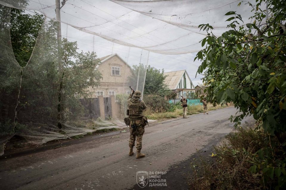 Процесс возведения антидроновых логистических коридоров российскими и украинскими военными на Покровском и Константиновском направлениях соответсвенно Процесс возведения антидроновых логистических коридоров российскими и украинскими военными на Покровском и Константиновском направлениях соответсвенно