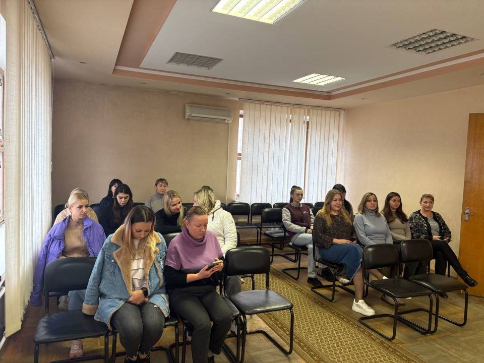 Сегодня,15 октября, заместитель руководителя Управы Ленинского внутригородского района Администрации городского округа Донецк Александр Поддубный провел расширенное аппаратное совещание Сегодня,15 октября, заместитель руководителя Управы Ленинского внутригородского района Администрации городского округа Донецк Александр Поддубный провел расширенное аппаратное совещание