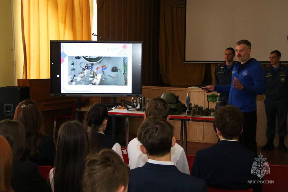 Жизненно важные уроки: волонтеры Национального центра проводят занятия в школах ДНР Жизненно важные уроки: волонтеры Национального центра проводят занятия в школах ДНР