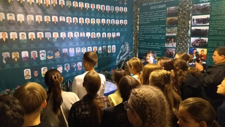 Школьники города Комсомольское посетили экскурсию «Боевой путь за свободу Донбасса» Школьники города Комсомольское посетили экскурсию «Боевой путь за свободу Донбасса»