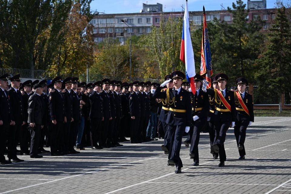 Денис Пушилин: Вручили первые офицерские погоны 65 курсантам Донецкого филиала Волгоградской академии МВД России Денис Пушилин: Вручили первые офицерские погоны 65 курсантам Донецкого филиала Волгоградской академии МВД России