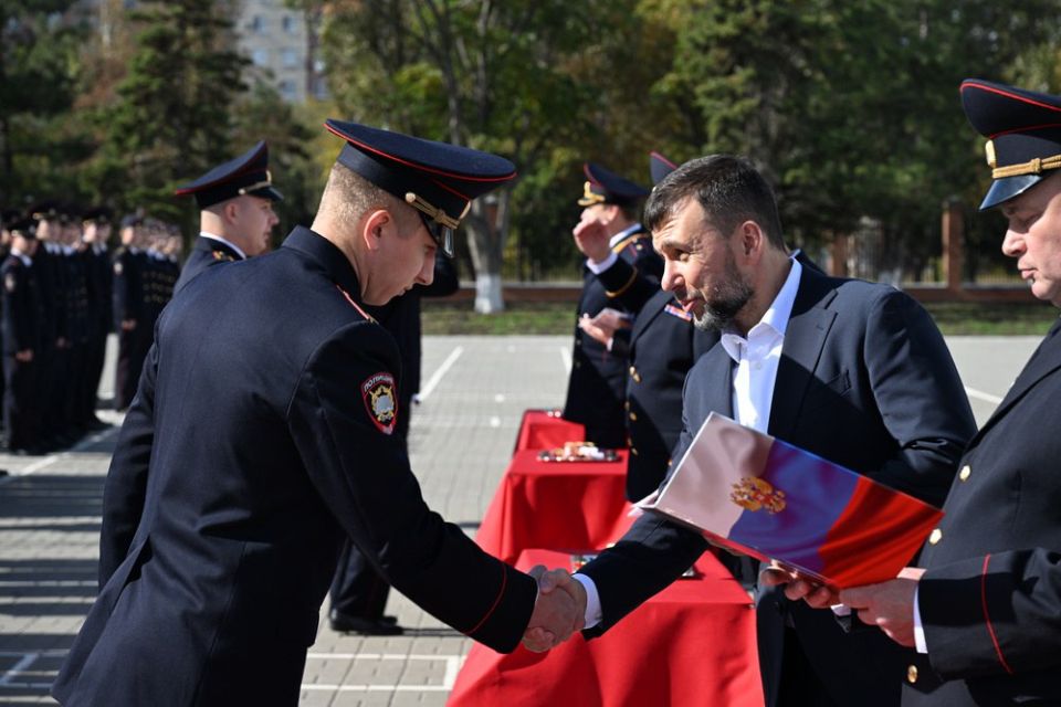 Глава ДНР Денис Пушилин вручил первые офицерские погоны 65 курсантам Донецкого филиала Волгоградской академии МВД России Глава ДНР Денис Пушилин вручил первые офицерские погоны 65 курсантам Донецкого филиала Волгоградской академии МВД России