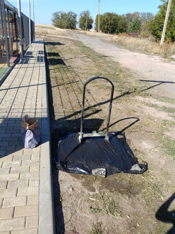 В рамках партийного проекта "Чистая страна" активисты партии "Единая Россия" детки, бабушки, мамы, папы и активная молодежь села Зерновое подготовили детскую площадку к осенне зимнему сезону В рамках партийного проекта "Чистая страна" активисты партии "Единая Россия" детки, бабушки, мамы, папы и активная молодежь села Зерновое подготовили детскую площадку к осенне зимнему сезону