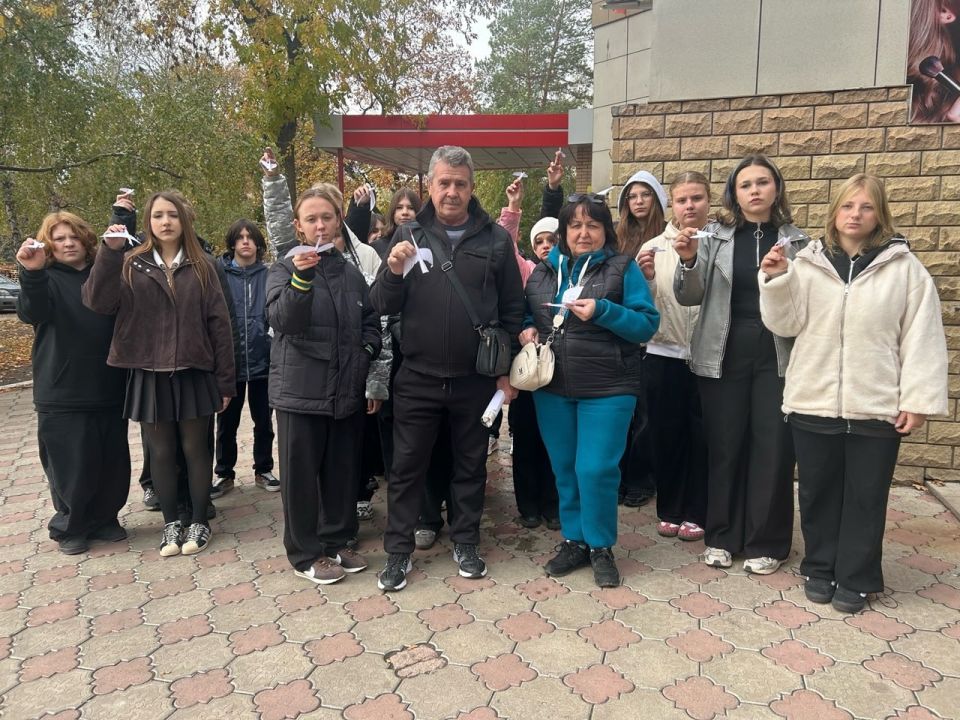 Школьники Ждановки чтут память погибших воинов Школьники Ждановки чтут память погибших воинов