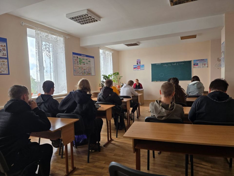 Сегодня, 15 октября, в Дебальцевском колледже транспортной инфраструктуры прошла профилактическая беседа со студентами, посвященная вопросам экстремизма, вандализма и правонарушений Сегодня, 15 октября, в Дебальцевском колледже транспортной инфраструктуры прошла профилактическая беседа со студентами, посвященная вопросам экстремизма, вандализма и правонарушений