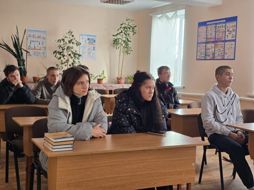 Сегодня, 15 октября, в Дебальцевском колледже транспортной инфраструктуры прошла профилактическая беседа со студентами, посвященная вопросам экстремизма, вандализма и правонарушений Сегодня, 15 октября, в Дебальцевском колледже транспортной инфраструктуры прошла профилактическая беседа со студентами, посвященная вопросам экстремизма, вандализма и правонарушений