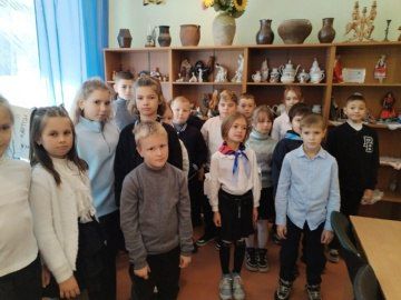 Ребятам Ждановки провели экскурсию в школьном музее Ребятам Ждановки провели экскурсию в школьном музее
