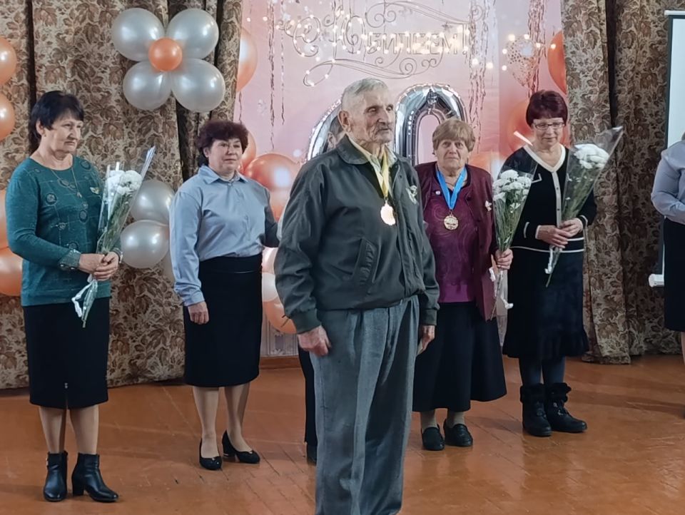 Сергей Ермаков: 15 октября в школе №13 поселка Веселое состоялось торжественное мероприятие «Нашей школе — 60!» Сергей Ермаков: 15 октября в школе №13 поселка Веселое состоялось торжественное мероприятие «Нашей школе — 60!»