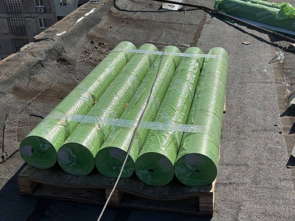 В Кировском начался ремонт крыши многоквартирного дома № 20 мкрн В Кировском начался ремонт крыши многоквартирного дома № 20 мкрн