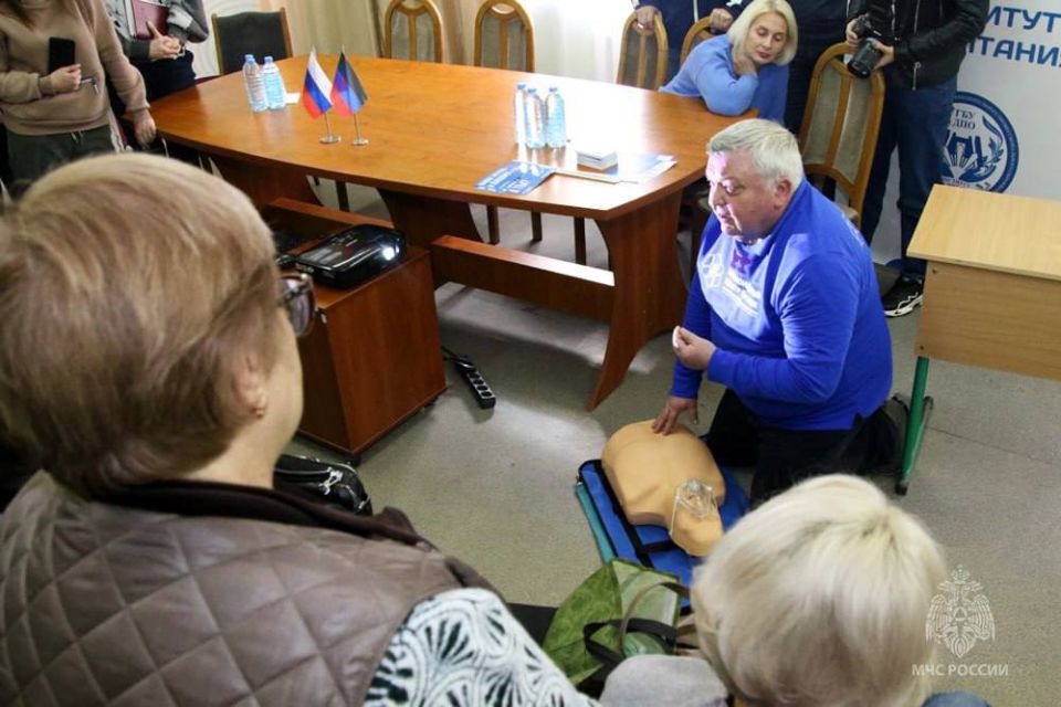 Жизненно важные уроки: волонтеры Национального центра проводят занятия в школах ДНР Жизненно важные уроки: волонтеры Национального центра проводят занятия в школах ДНР