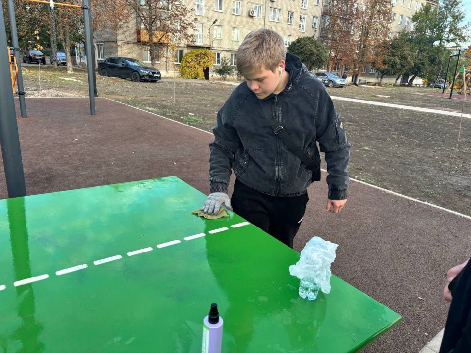 Активисты Докучаевского штаба «Молодой Гвардии Единой России» не остались в стороне, когда дело коснулось чистоты и красоты их родного города Активисты Докучаевского штаба «Молодой Гвардии Единой России» не остались в стороне, когда дело коснулось чистоты и красоты их родного города