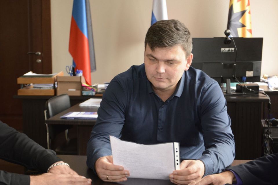 Как устроена работа органов власти изнутри? Как взаимодействуют ветви власти? Как принимаются важные решения на местах? На эти и другие вопросы получил ответ наш молодой депутат молодежного парламента ДНР Ян Андриенко - мы... Как устроена работа органов власти изнутри? Как взаимодействуют ветви власти? Как принимаются важные решения на местах? На эти и другие вопросы получил ответ наш молодой депутат молодежного парламента ДНР Ян Андриенко - мы...