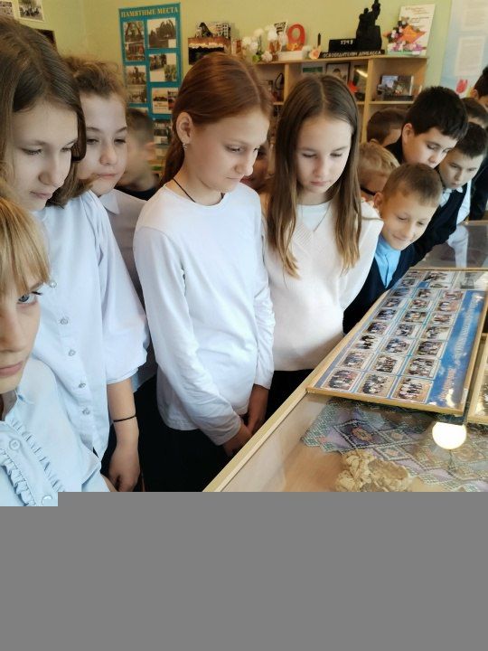 Ребятам Ждановки провели экскурсию в школьном музее Ребятам Ждановки провели экскурсию в школьном музее