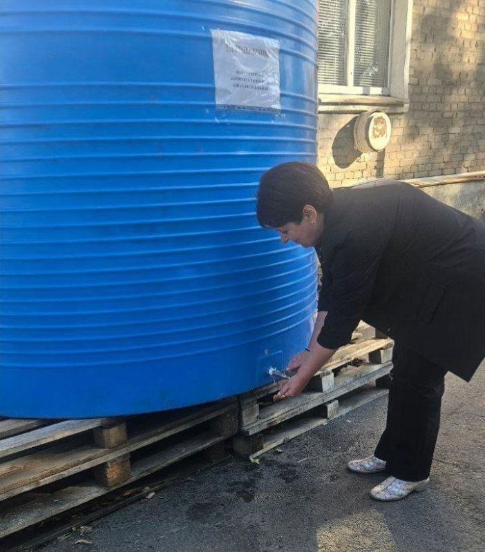 15 октября 2025 года во исполнение поручения Главы Донецкой Народной Республики депутаты Ясиноватского муниципального совета Анна Бондарь, Ольга Безуглая и Владимир Сергиенко посетили места подвоза воды 15 октября 2025 года во исполнение поручения Главы Донецкой Народной Республики депутаты Ясиноватского муниципального совета Анна Бондарь, Ольга Безуглая и Владимир Сергиенко посетили места подвоза воды