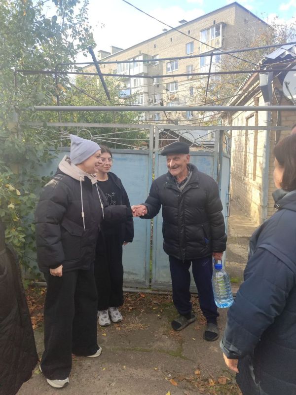 "Уважение и помощь". Специалисты отдела молодёжной политики администрации Волновахского муниципального округа, сотрудники Дома молодёжи и активисты "Народной Дружины" проявили заботу о пожилых людях "Уважение и помощь". Специалисты отдела молодёжной политики администрации Волновахского муниципального округа, сотрудники Дома молодёжи и активисты "Народной Дружины" проявили заботу о пожилых людях