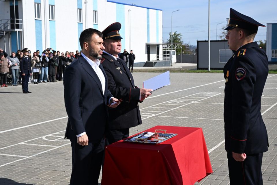 Глава ДНР вручил первые офицерские погоны курсантам Донецкого филиала Волгоградской академии МВД России Глава ДНР вручил первые офицерские погоны курсантам Донецкого филиала Волгоградской академии МВД России