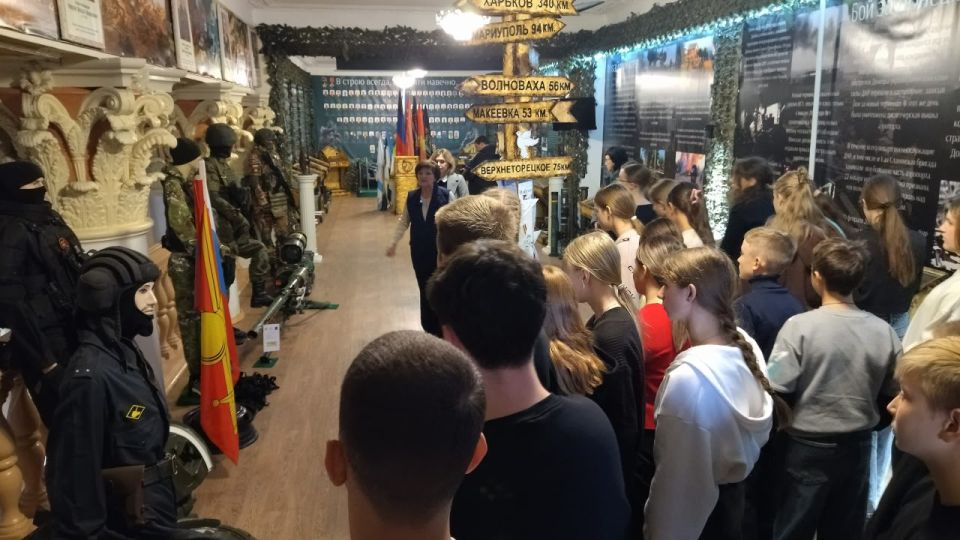 Школьники города Комсомольское посетили экскурсию «Боевой путь за свободу Донбасса» Школьники города Комсомольское посетили экскурсию «Боевой путь за свободу Донбасса»