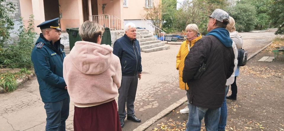 15 октября руководитель Управы Центрально-Городского внутригородского района Владимир Меша провел встречу с населением по адресу: г. о. Макеевка, г. Макеевка, мкр. Солнечный, 20.В ходе встречи обсудили волнующий всех вопрос... 15 октября руководитель Управы Центрально-Городского внутригородского района Владимир Меша провел встречу с населением по адресу: г. о. Макеевка, г. Макеевка, мкр. Солнечный, 20.В ходе встречи обсудили волнующий всех вопрос...