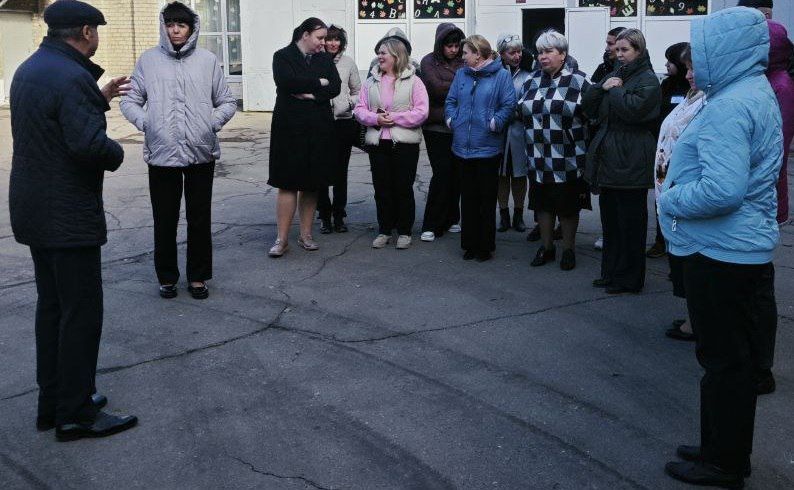 Во исполнение поручения Главы ДНР Дениса Пушилина, 14 октября, депутат Макеевского городского совета Александр Подгорный провел встречу с жителями Кировского района на подведомственной территории по ул. Трамвайная, 32/1 Во исполнение поручения Главы ДНР Дениса Пушилина, 14 октября, депутат Макеевского городского совета Александр Подгорный провел встречу с жителями Кировского района на подведомственной территории по ул. Трамвайная, 32/1
