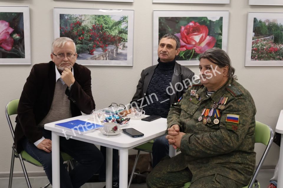 В Центральной городской библиотеке в импровизированном литературном кафе «Донлитка» состоялась творческая встреча «Кузбасс – Донбасс: вместе» В Центральной городской библиотеке в импровизированном литературном кафе «Донлитка» состоялась творческая встреча «Кузбасс – Донбасс: вместе»