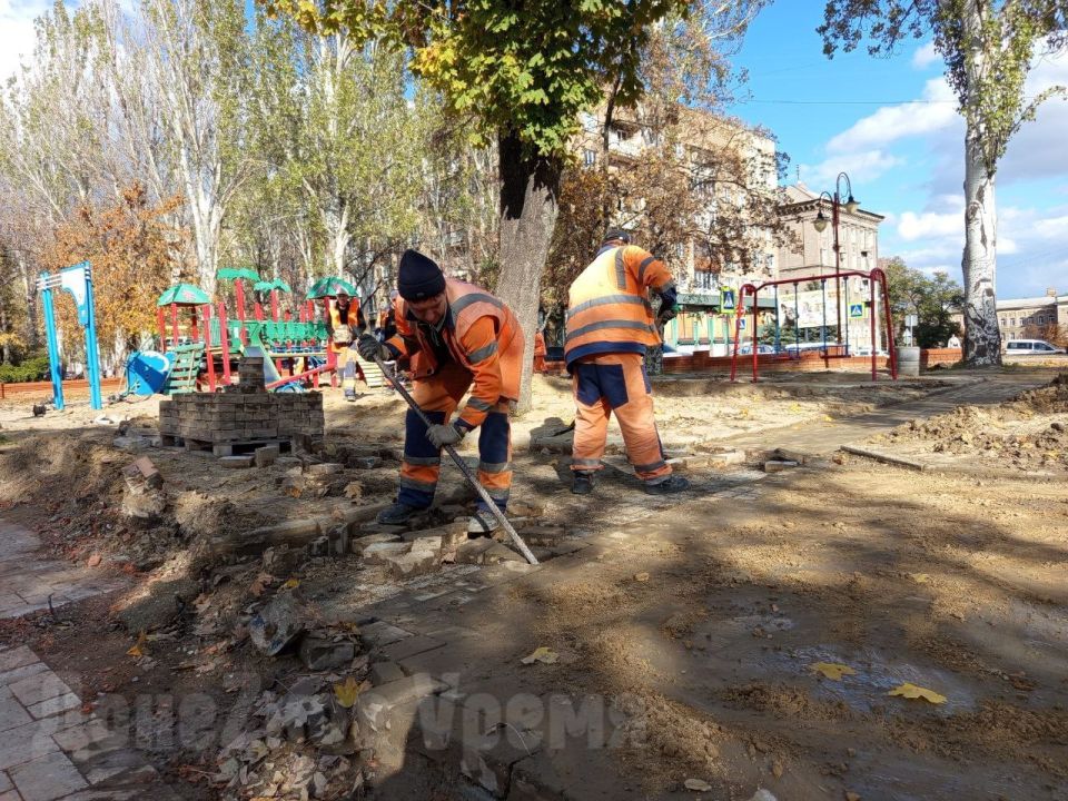 Справятся за месяц: на бульваре Пушкина в Донецке идет реконструкция детской площадки Справятся за месяц: на бульваре Пушкина в Донецке идет реконструкция детской площадки