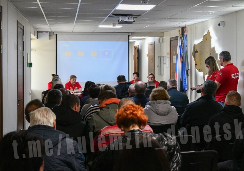 Сегодня состоялся семинар-совещание, посвященный вопросам информационного взаимодействия между Единой дежурно-диспетчерской службой (ЕДДС) и дежурно-диспетчерскими службами (ДДС) в городском округе Донецк Сегодня состоялся семинар-совещание, посвященный вопросам информационного взаимодействия между Единой дежурно-диспетчерской службой (ЕДДС) и дежурно-диспетчерскими службами (ДДС) в городском округе Донецк