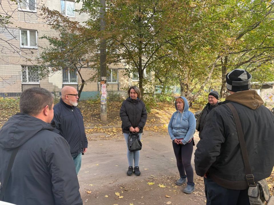 По поручению Главы ДНР Дениса Пушилина 15.10.2025 по адресу: г. Донецк, пр.Ленинский,11а состоялась встреча с жителями района, на которой присутствовал первый заместитель руководителя Управы Ленинского внутригородского... По поручению Главы ДНР Дениса Пушилина 15.10.2025 по адресу: г. Донецк, пр.Ленинский,11а состоялась встреча с жителями района, на которой присутствовал первый заместитель руководителя Управы Ленинского внутригородского...