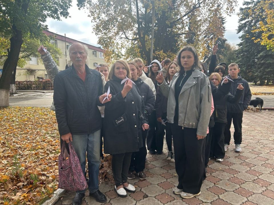 Школьники Ждановки чтут память погибших воинов Школьники Ждановки чтут память погибших воинов