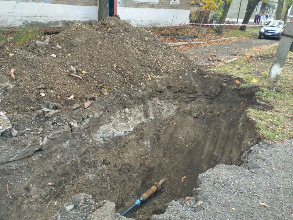 Сотрудники водоканала устраняют аварийные ситуации в Ждановке Сотрудники водоканала устраняют аварийные ситуации в Ждановке