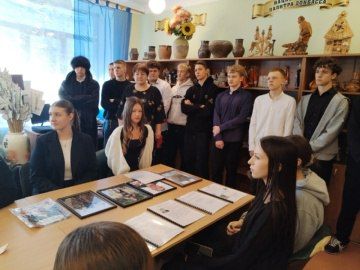 Ребятам Ждановки провели экскурсию в школьном музее Ребятам Ждановки провели экскурсию в школьном музее