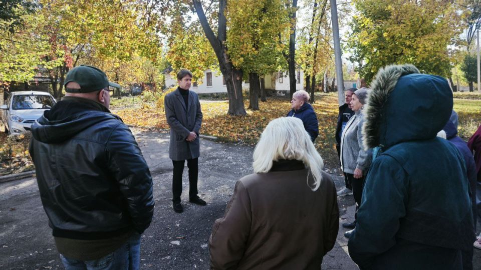 Сегодня, 15 октября, первый заместитель руководителя Управы Кировского внутригородского района Администрации городского округа Макеевка Донецкой Народной Республики Алексей Еськов провел встречу с жителями района на... Сегодня, 15 октября, первый заместитель руководителя Управы Кировского внутригородского района Администрации городского округа Макеевка Донецкой Народной Республики Алексей Еськов провел встречу с жителями района на...