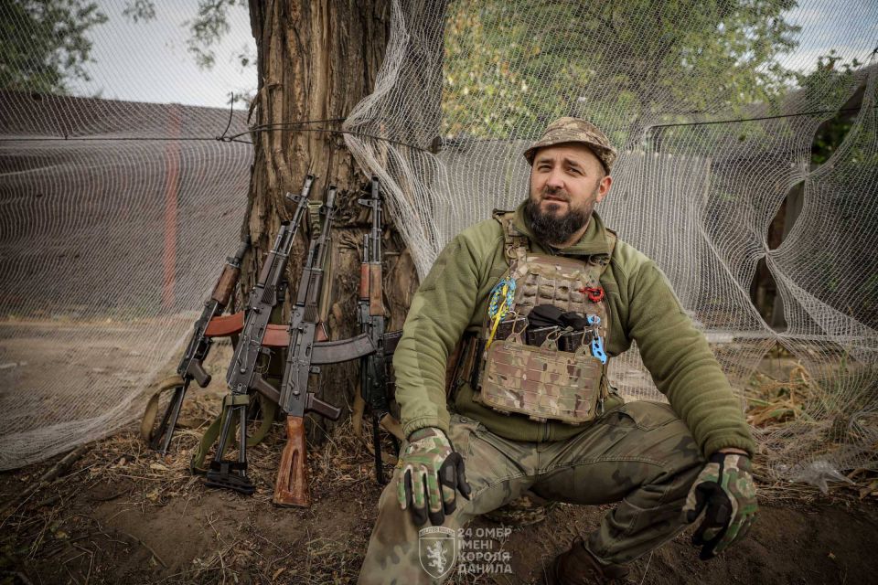 Процесс возведения антидроновых логистических коридоров российскими и украинскими военными на Покровском и Константиновском направлениях соответсвенно Процесс возведения антидроновых логистических коридоров российскими и украинскими военными на Покровском и Константиновском направлениях соответсвенно