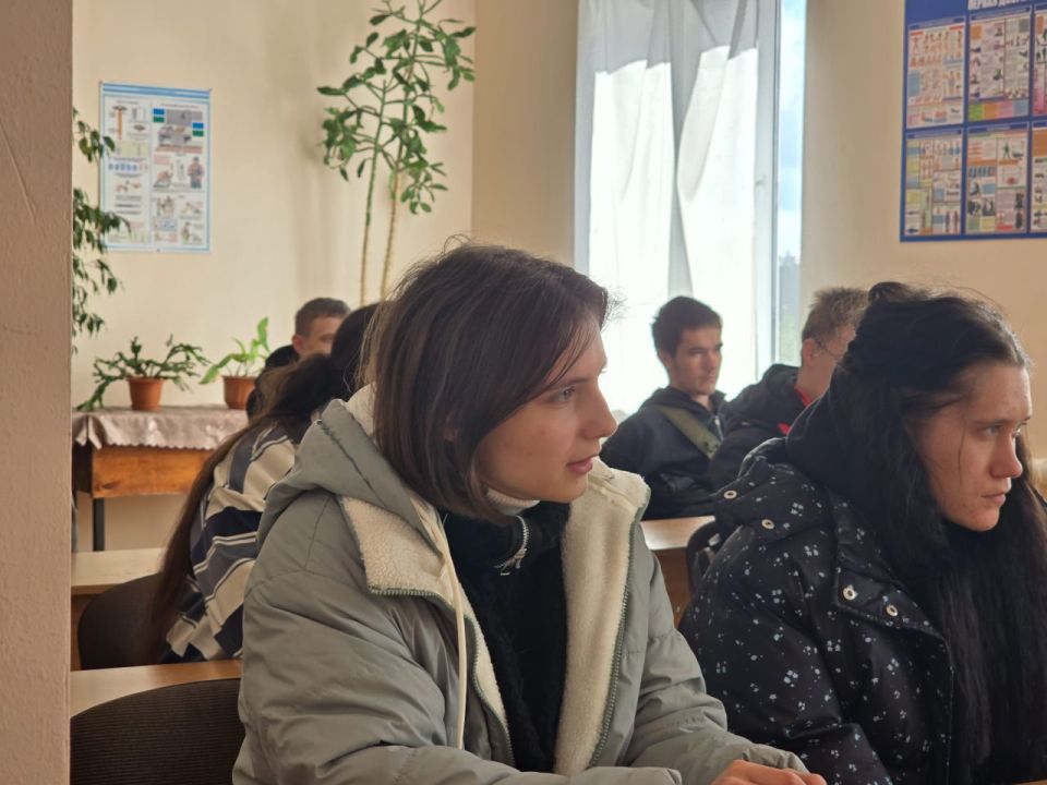 Сегодня, 15 октября, в Дебальцевском колледже транспортной инфраструктуры прошла профилактическая беседа со студентами, посвященная вопросам экстремизма, вандализма и правонарушений Сегодня, 15 октября, в Дебальцевском колледже транспортной инфраструктуры прошла профилактическая беседа со студентами, посвященная вопросам экстремизма, вандализма и правонарушений
