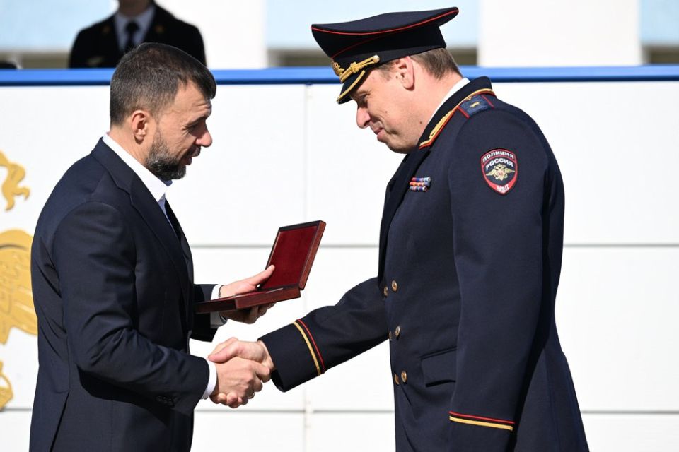 Глава ДНР Денис Пушилин вручил первые офицерские погоны 65 курсантам Донецкого филиала Волгоградской академии МВД России Глава ДНР Денис Пушилин вручил первые офицерские погоны 65 курсантам Донецкого филиала Волгоградской академии МВД России